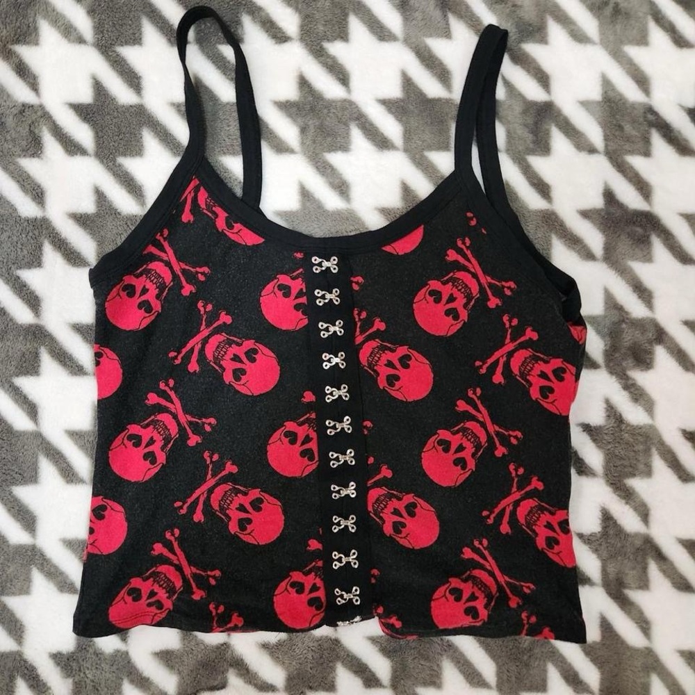 Social Collision Black & Red Skull 'N'
Crossbones Hook-And-Eye cami SIZE XL